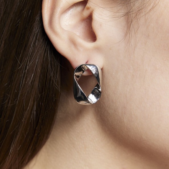 Square-rhodium on the ear hoops EARRINGS